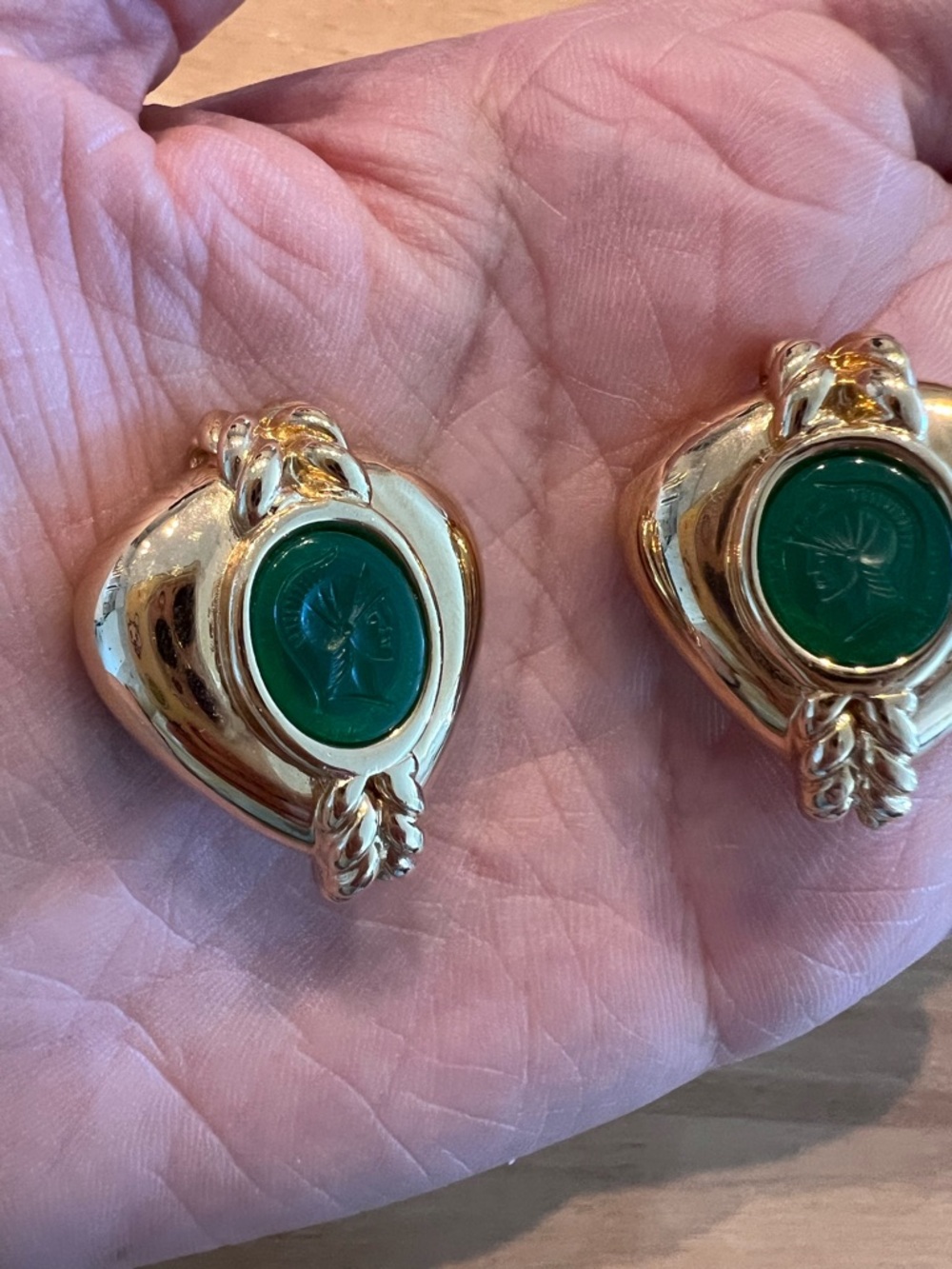 Vintage Gold Tone Green Cameo Heart Earrings Roman Warrior Cameo Clip-On - Picture 2 of 4